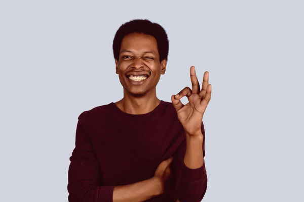 Αφρο αμερικανικό άνθρωπος δείχνει εντάξει χειρονομία — Φωτογραφία Αρχείου