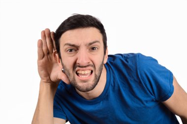 genç adam bir şey dinlemeye çalışıyorum.