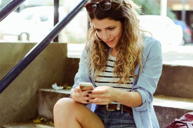 Genç kadın smartphone ileti gönderme.