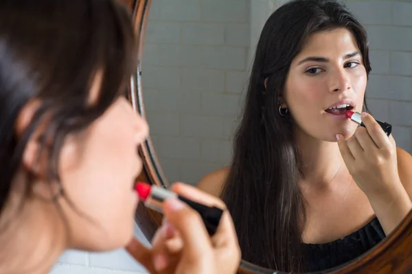 Donna che applica rossetto rosso in bagno . — Foto Stock