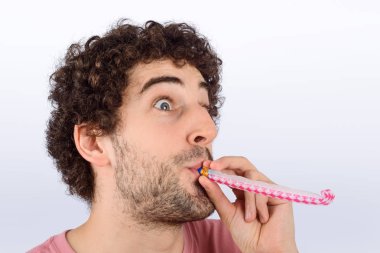 Düdüğü ile komik delikanlı.