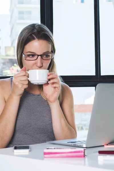 Donna che lavora sul computer portatile a casa. — Foto Stock