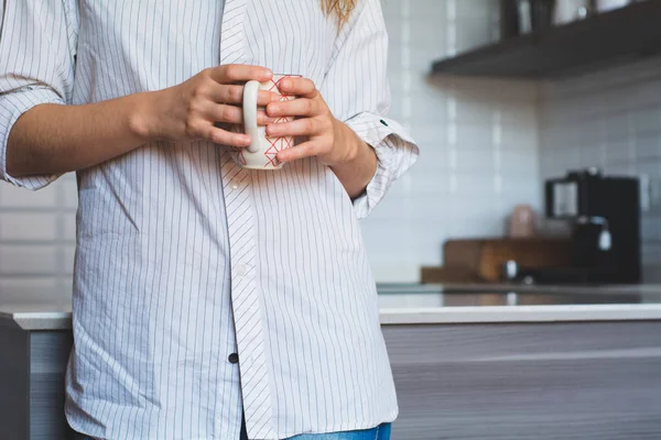 Молодая женщина пьет кофе дома — стоковое фото