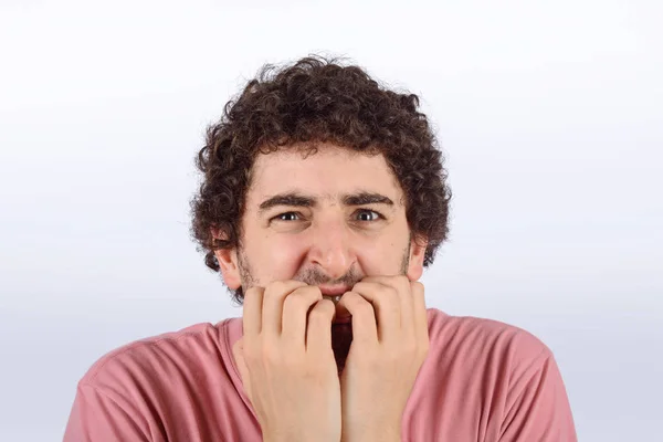 Un joven que parece asustado . — Foto de Stock