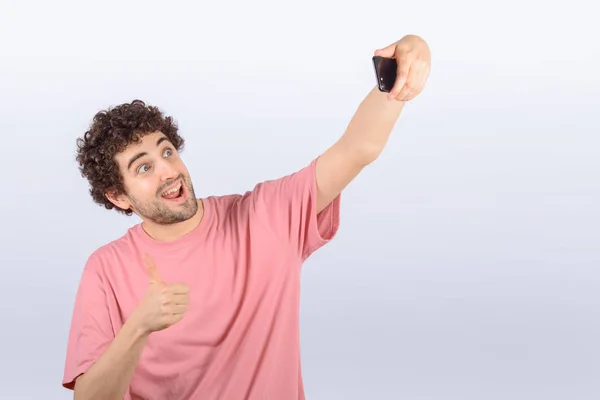 Drôle gars prendre selfie avec téléphone . — Photo