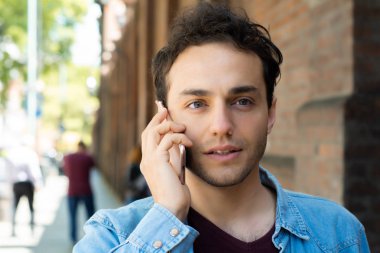 Latince adam telefonda konuşurken