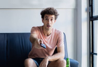 adam schanging kanal bir uzaktan kumanda ile.