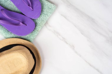 Şapka, flip flop ve bir havlu