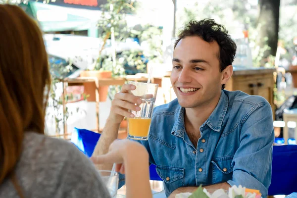 Junges Paar frühstückt. — Stockfoto