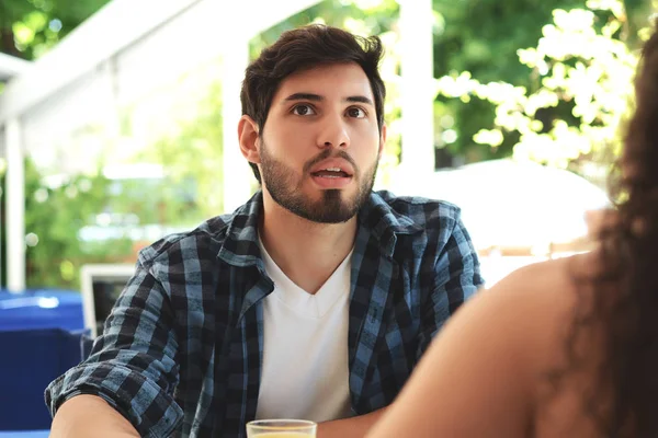 Junges attraktives Paar bei Date im Café — Stockfoto