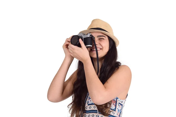 Genç kadın vintage fotoğraf makinesi ile yaz şapka. — Stok fotoğraf