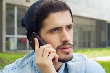 Latince adam telefonda konuşurken