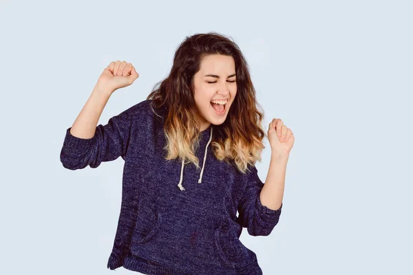 Mujer joven celebrando la victoria . — Foto de Stock