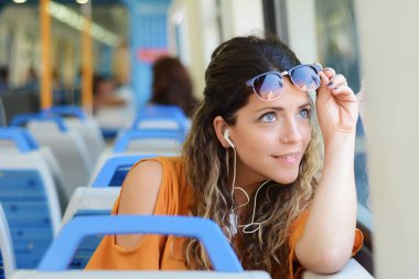 tren ile seyahat iş kadını