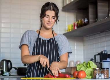 Mutfakta aşçı kadın