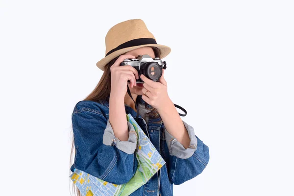 Νεαρή γυναίκα με καπέλο καλοκαίρι με vintage φωτογραφική μηχανή. — Φωτογραφία Αρχείου
