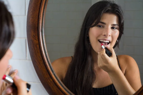 Donna che applica rossetto rosso in bagno . — Foto Stock