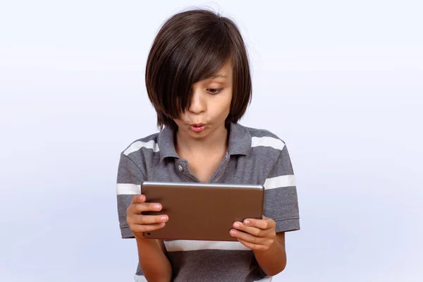 Petit garçon utilisant une tablette numérique. — Photo