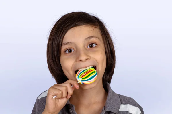 Kleine jongen eet een lolly. — Stockfoto