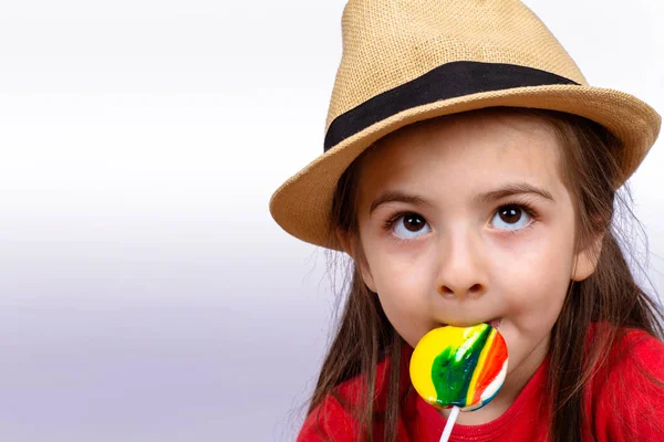 Klein meisje eet een lolly. — Stockfoto