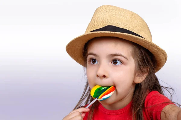 Klein meisje eet een lolly. — Stockfoto