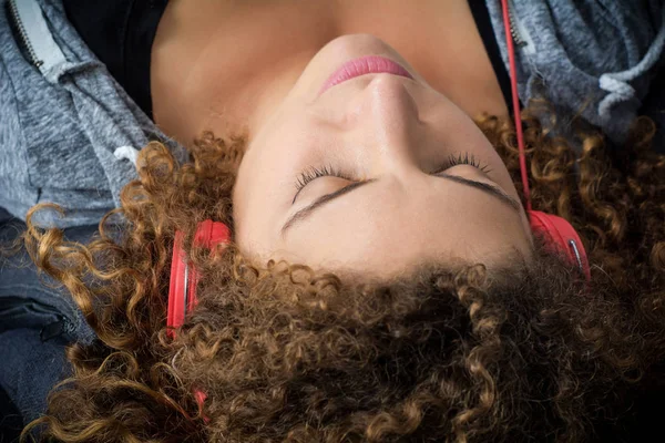 Portret van vrouw luisteren naar muziek met koptelefoon — Stockfoto