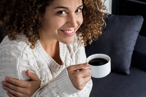 Mujer latina disfrutando de una taza de café —  Fotos de Stock