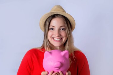 Kumbaralı genç kadın.