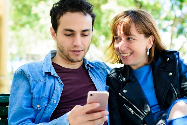 Junges Paar nutzt Anwendung auf Smartphone — Stockfoto