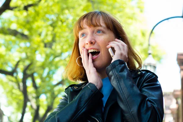 Roodharige vrouw vrouw praten over haar mobiele telefoon. — Stockfoto