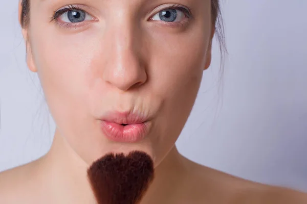 Giovane donna con pennello trucco — Foto Stock