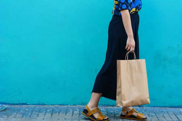 Mujer joven caminando con bolsas de compras — Foto de Stock