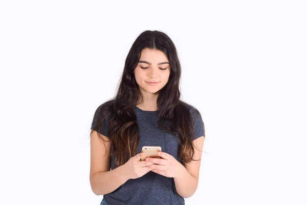 Mujer joven usando su teléfono inteligente. De interior . —  Fotos de Stock