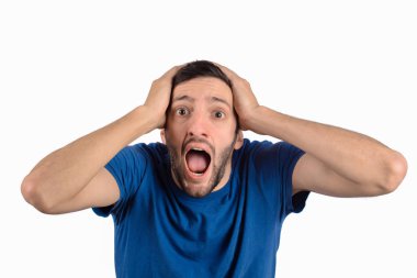 Genç adam şok ve çığlık.