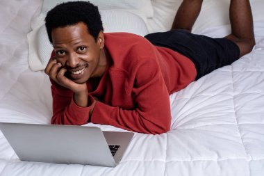 Genç adam yatakta uyuyor.