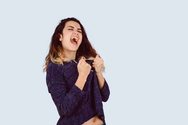 Ung kvinna med knycker nävar och skriker Ja. — Stockfoto