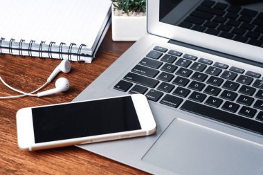 siyah ekran ile klavye ve telefon