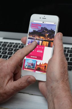 Akıllı telefon başvuru üzerine bir otel rezervasyonu ile İş yaşlı adam