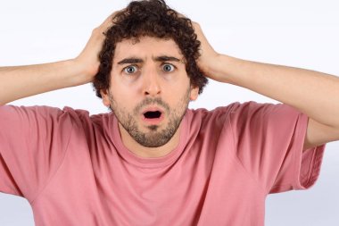 Stüdyoda şok genç Latin adam portresi.