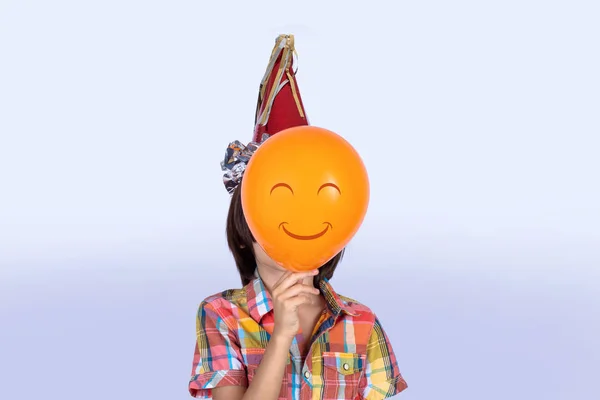 Menino com chapéu de festa e balão . — Fotografia de Stock