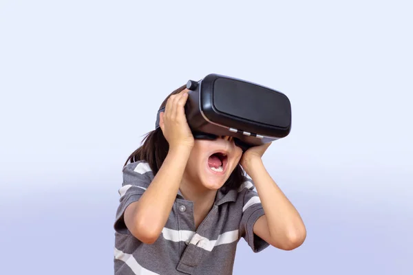 Niño jugando videojuegos con VR . —  Fotos de Stock