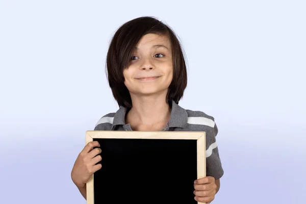 Niño pequeño sosteniendo pizarra . — Foto de Stock