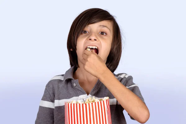 Мальчик с попкорном . — стоковое фото