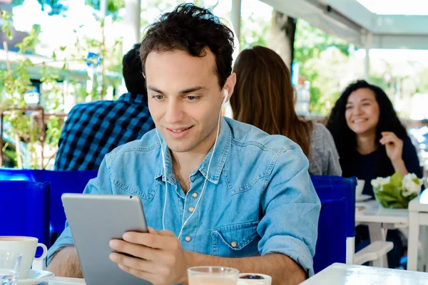 Kafede tablet ile genç adam.