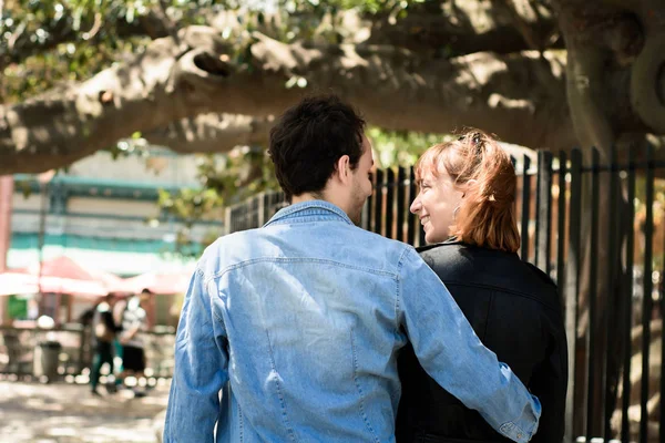 Pareja joven con la espalda hacia la cámara —  Fotos de Stock