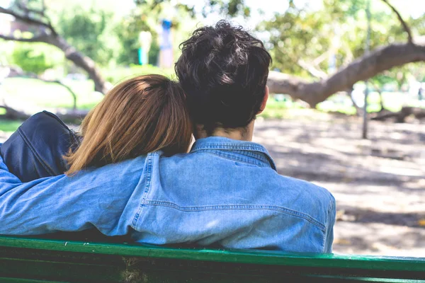 Casal feliz abraçando ao ar livre — Fotografia de Stock