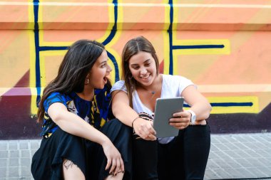 Yakın çekim. İki arkadaş dijital tablet kullanma.