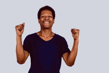 Afro Amerikan adam kutlama zafer.