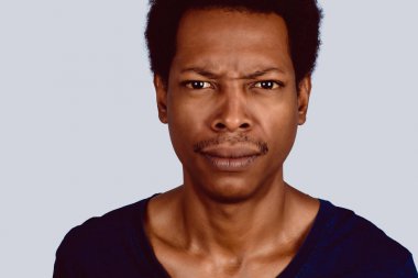 Afro Amerikan adam endişeli.