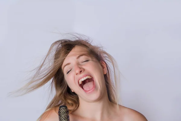 Joven hermosa mujer gritando . — Foto de Stock